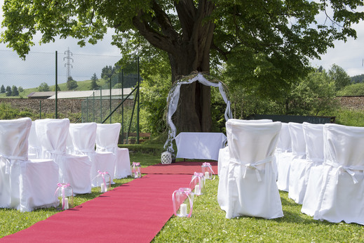 Svatby - venkovní oltář